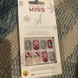 KISS sol special design nails “season’s must haves”.